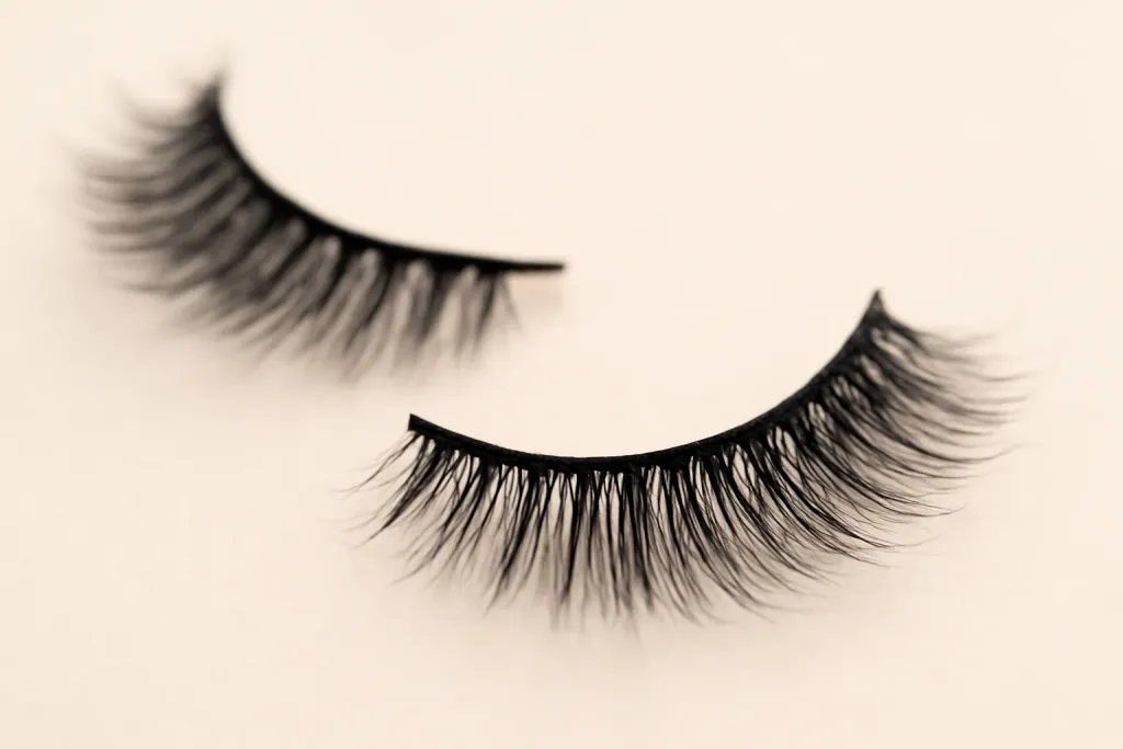 Second editorial illustration related to false lashes for monolids